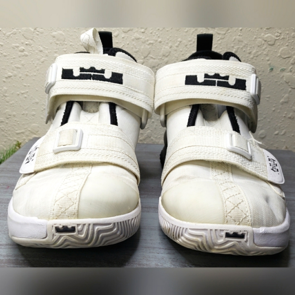 Nike Lebron Soldier 13 Kids White Basketball Shoes Size 3.5Y